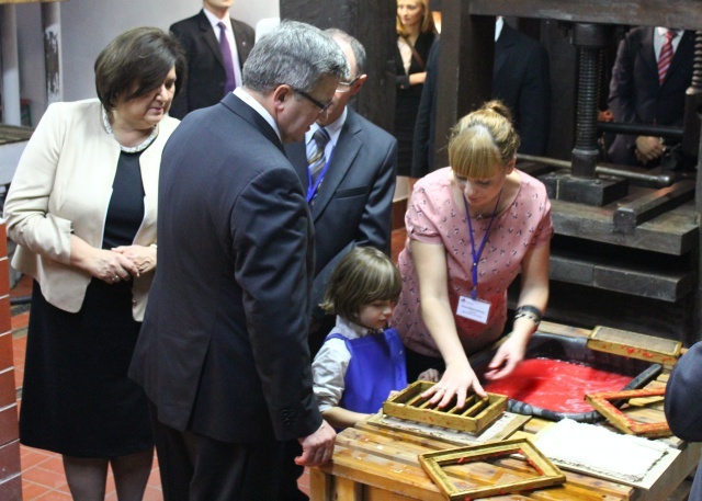 Bronisław Komorowski w Muzeum Papiernictwa