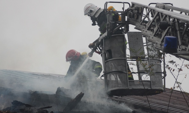 Strażacy ugasili pożar w fabryce laminatu