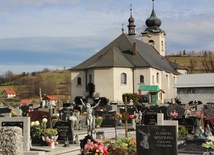 Istebniański cmentarz rozciąga się wokół parafialnego kościoła Dobrego Pasterza