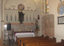 O pochówku w tym miejscu rodziców i brata św. Stanisława informuje tablica na bocznej ścianie kaplicy
