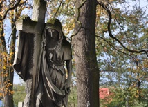 Pomnik nadziei na szczepanowskim cmentarzu