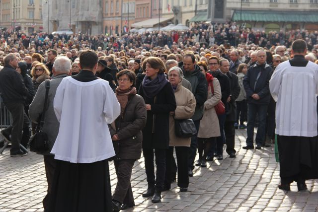 Pogrzeb premiera - przed katedrą