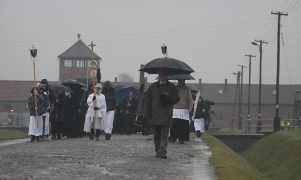 Droga Krzyżowa w byłym KL Birkenau