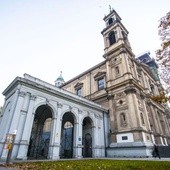 Monument, mur i ścieżka