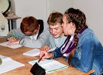 Lekcje włoskiego odbywają się w każdy wtorek. Od lewej: Arek, Marek i Natalia 