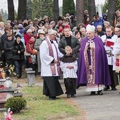 Procesji żałobnej na cmentarzu w Dywitach przewodniczył bp Jacek Jezierski 