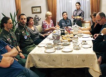 Ewa i Piotr Gliwiccy (przy stole z prawej, w głębi) gościli u siebie harcerzy i rodziców podbeskidzkiego Kręgu Dobroczynności dla ZHR
