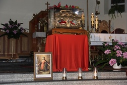 Doczesne szczątki patronki diecezji ustawiane są w świątyniach wraz z obrazem świętej przy ołtarzu
