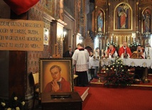 Relikwie bł. ks. Jerzego znajdują się w klęczniku gójskiego kościoła. Każdy może modlić się tuż przy kapłanie-męczenniku
