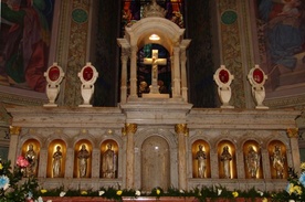 Figury świętych i błogosławionych związanych z diecezją płocką w ołtarzu głównym w absydzie bazyliki katedralnej w Płocku