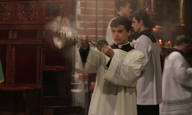Służba przy ołtarzu podczas tej liturgii wymaga od minstrantów dużej wiedzy