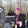 Biskup Roman Marcinkowski i ks. kan. Zbiegniew Kurkiewicz przy nowoodsłoniętym pomniku na cmentarzu w Zielonej
