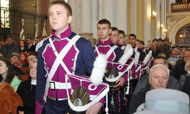  Na Mszy św. w katedrze grupa młodzieży uczestniczyła ubrana w stroje z epoki