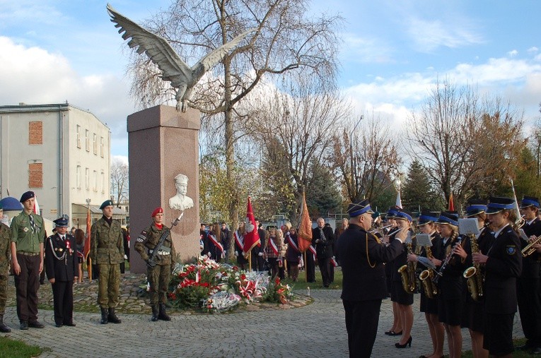 Uroczystości patriotyczne pod pomnikiem Niepodległości w Skierniewicach