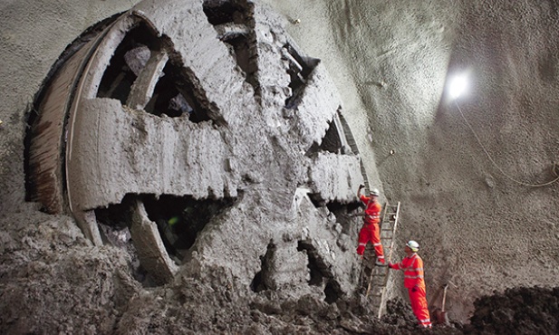  6.11.2013. Londyn. Robotnicy monitorują pracę tysiąctonowej maszyny o nazwie Elizabeth, drążącej tunel na budowie ponad 8-kilometrowego odcinka kolejnej linii metra w stolicy Wielkiej Brytanii.