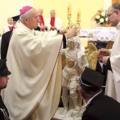 Bp Andrzej F. Dziuba nakłada koronę na figurę św. Michała Archanioła