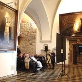   Mimo deszczowej pogody, prezentacja odnowionych krużganków dominikańskiego klasztoru przyciągnęła wielu zainteresowanych