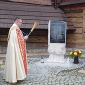 Pomnik poświęcił ks. Marek Winiarski MSF