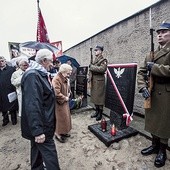 – Nie pozwolimy nikomu mordować narodowej pamięci Polaków – padały głosy. Ktoś przyniósł transparent:  „KL Warschau trwa do dziś”