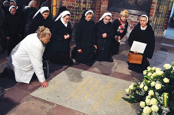 Modlitwa przy grobie sługi Bożego