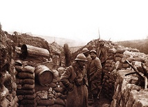 Kolejne dywizje francuskie spędzały w okopach Verdun ok. dwóch tygodni. Następnie wracały ze stratami 30 proc. ludzi. Na ich miejsce trafiały następne jednostki. System ten nazwano kieratem. Niemieckie dywizje nie były wycofywane, tylko uzupełniane nowymi żołnierzami