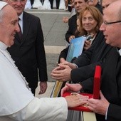 Papież Franciszek pobłogosławił korony