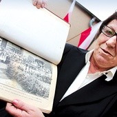  Jadwiga Smolnicka prezentuje historyczne zdjęcie. Pierwsza po wojnie I Komunia św. w Jasieniu w 1946 roku