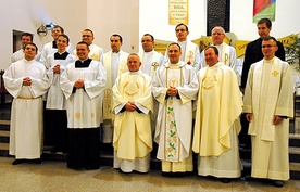 Z proboszczem ks. Kazimierzem Marchewką (czwarty z prawej  w dolnym rzędzie) do zdjęcia pozują księża pracujący obecnie i kiedyś w parafii oraz kapłani i alumni z niej pochodzący