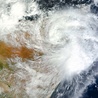 „Haiyan” był potężnym tajfunem.Miał średnicę 600 km, a w jego wnętrzu wiatr wiał z prędkością przeszło 300 km/h 