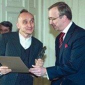 Bogdan Zdrojewski (z prawej) w 2009 r. uhonorował Jana Klatę (z lewej) nagrodą Ministra Kultury. Potem mianował go dyrektorem Teatru Starego 