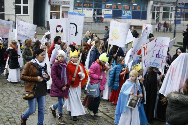 Chodnikami szli... święci!