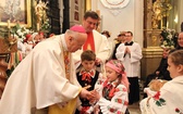 Bp Józef Zawitkowski przyjmuje dary od dzieci w czasie Mszy św. w dniu swoich 75. urodzin
