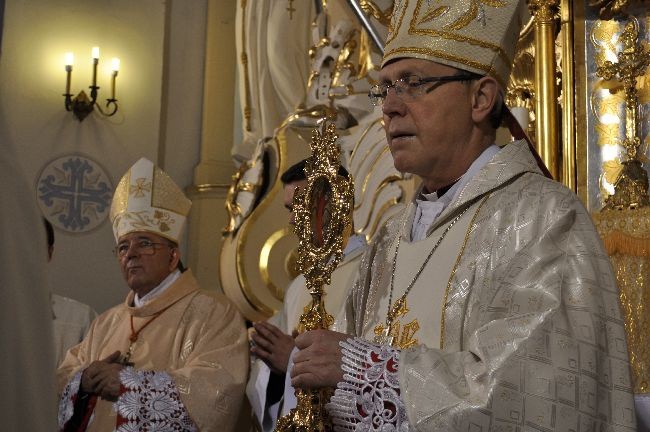 Biskup Piotr Libera ofiarował relikwie św. Antoniego z Padwy dla ratowskiego sanktuarium