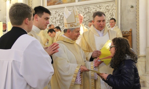 Bp Henryk Tomasik wręczał legitymacje nowym członkom KSM. Z prawej ks. Leszek Domagała, diecezjalny asystent KSM