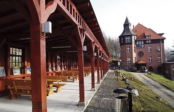 Choć w odremontowanej leżakowni nie ma jeszcze leżaków, ten brak rekompensuje wspaniała panorama Karkonoszy 