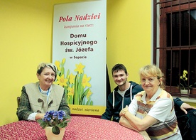  Basia i Ewa działają w hospicjum, a Darek pracuje z młodzieżą.  Łączy ich chęć pomocy człowiekowi w potrzebie 