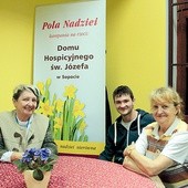  Basia i Ewa działają w hospicjum, a Darek pracuje z młodzieżą.  Łączy ich chęć pomocy człowiekowi w potrzebie 