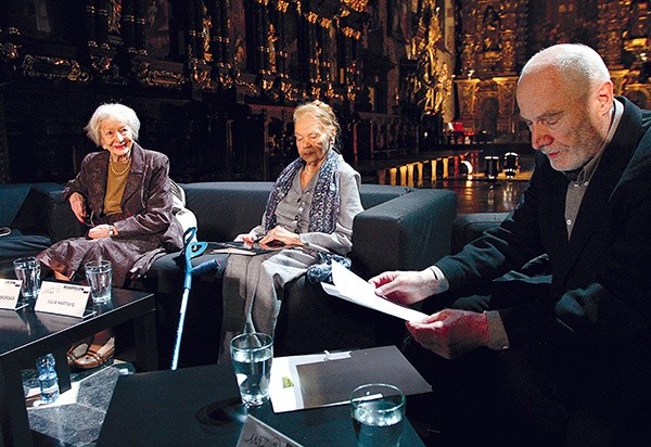   Wieczór poezji w kościele Bożego Ciała podczas Festiwalu Czesława Miłosza w 2011 roku. Od lewej: Wisława Szymborska, Julia Hartwig i Ryszard Krynicki