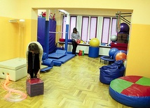 Nauczycielki płońskiej szkoły pokazują, jak działają elementy sali integracji sensorycznej 