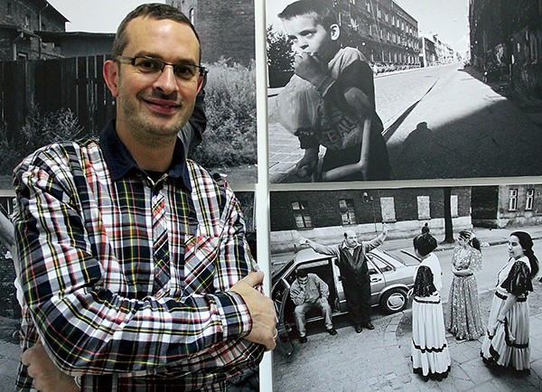 Arkadiusz Gola fotografuje Romów od kilkunastu lat. Wernisaż jego wystawy „Romowie wśród nas” odbył się 21 listopada w gorzowskiej Kamienicy Artystycznej Lamus