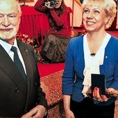 Statuetkę Chrystusa Króla Halinie Szydełko wręczył prezes wrocławskiego zarządu AK Eugeniusz Kazimierczak