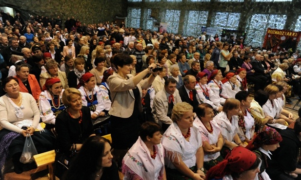 Halę sportową w Odrzywole wypełnili widzowie, doskonale bawiąc się przy dźwiękach muzyki ludowej