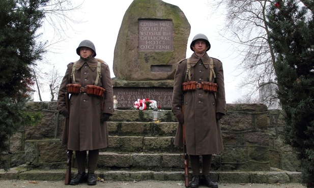 Wartę przed pomnikiem Artura Zawiszy Czarnego trzymali członkowie Stowarzyszenia Historycznego im. 10. Pułku Piechoty
