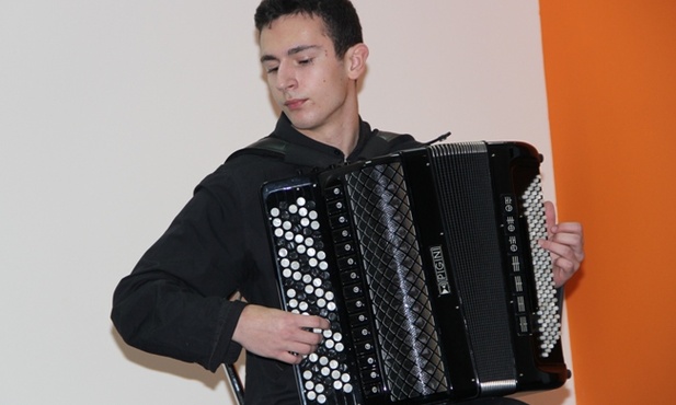 Hubert Sikorski grał na akordeonie klawiszowym. Na guzikowym rozpoczął grę przed rokiem