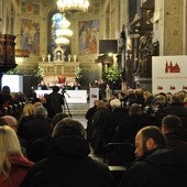 Ponad 230 uczestników synodu diecezjalnego wypełniło płocką katedrę