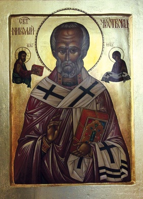 Ikony pokazują prawdziwy wygląd św. Mikołaja, najczęściej w szatach biskupich z Ewangelią, często dziś fałszowany w różnorodnych mediach
