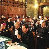  Kolejny raz bazylika katedralna stała się miejscem synodalnych obrad. Jej uczestnicy wypełnili nawę główną i prezbiterium