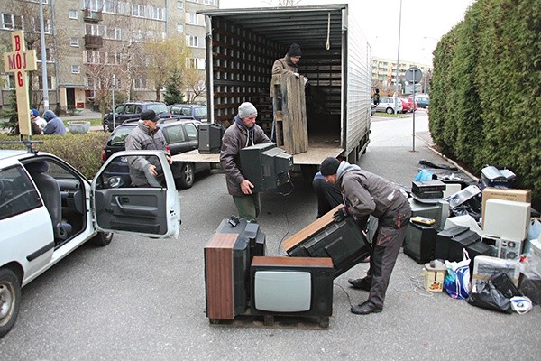 Na plac przed kościołem na os. Serbinów wciąż donoszono kolejny sprzęt