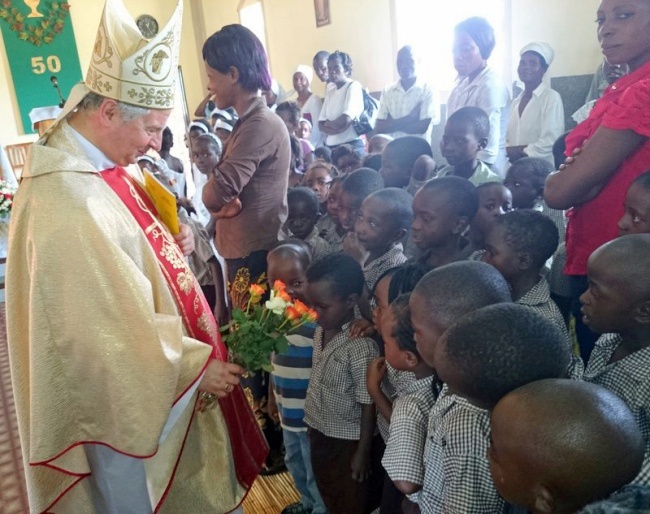 Bp Henryk Tomasik odwiedza misjonarzy w Zambii