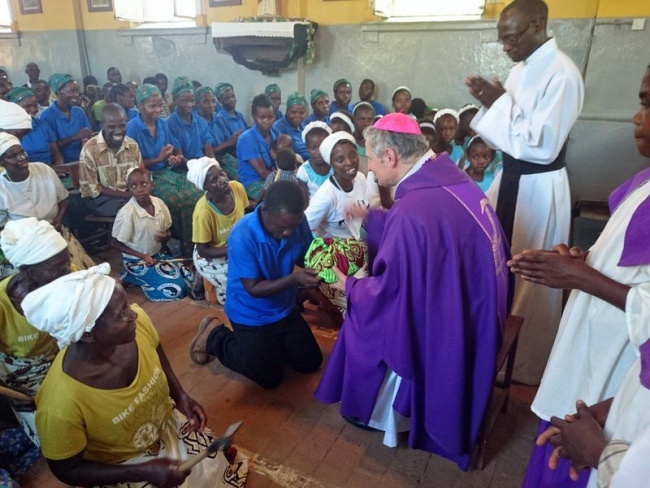 Bp Henryk Tomasik odwiedza misjonarzy w Zambii